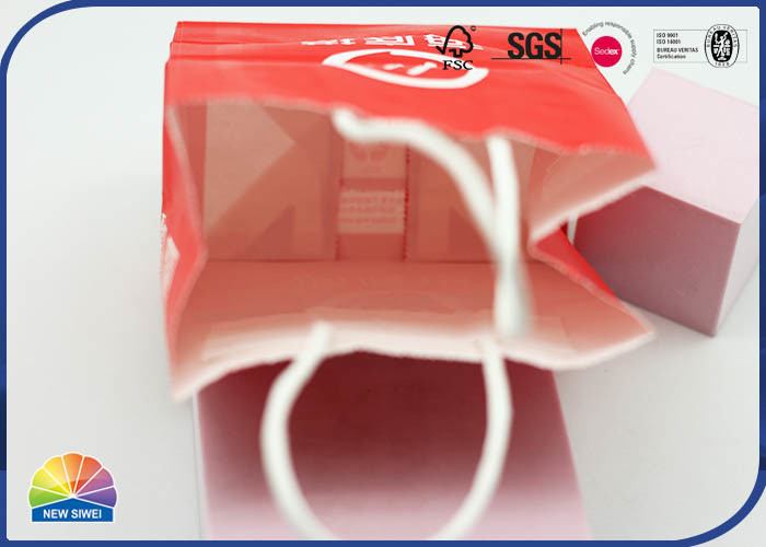 Saco branco 4C Pritned do presente do papel da cor vermelha de Kraft com o punho branco da fita