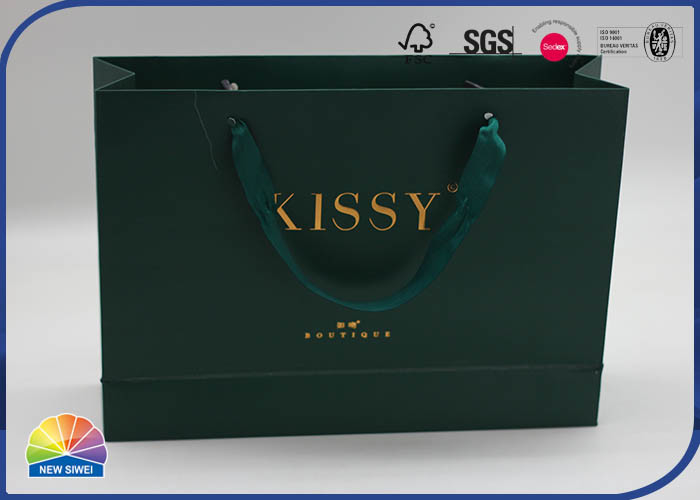 os sacos de compra revestidos verdes do presente do papel 350g personalizaram Logo With Silk Handle