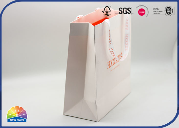 Saco branco do presente do papel da cor da cor PANTONE com o punho de seda feito sob encomenda
